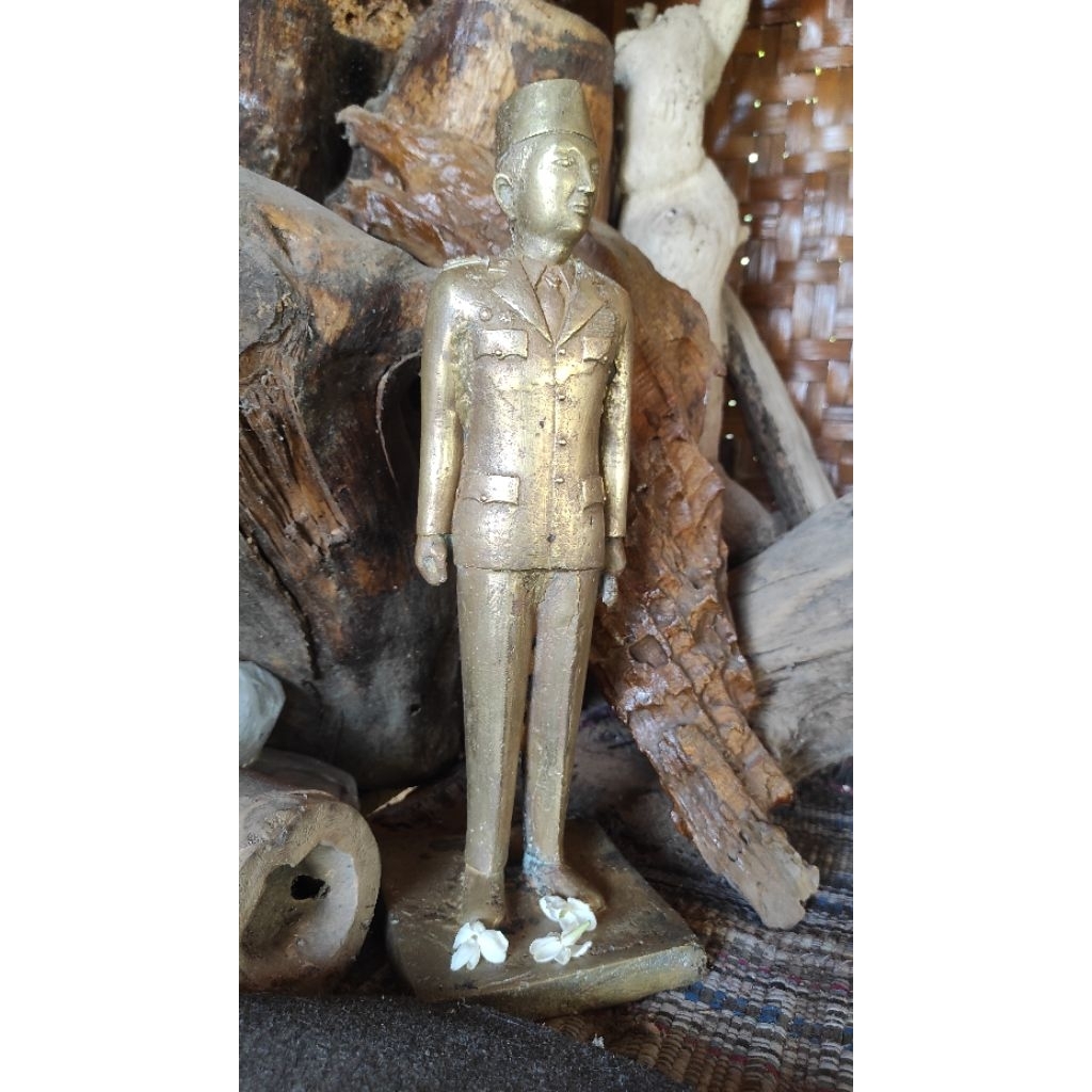 patung kuningan sukarno