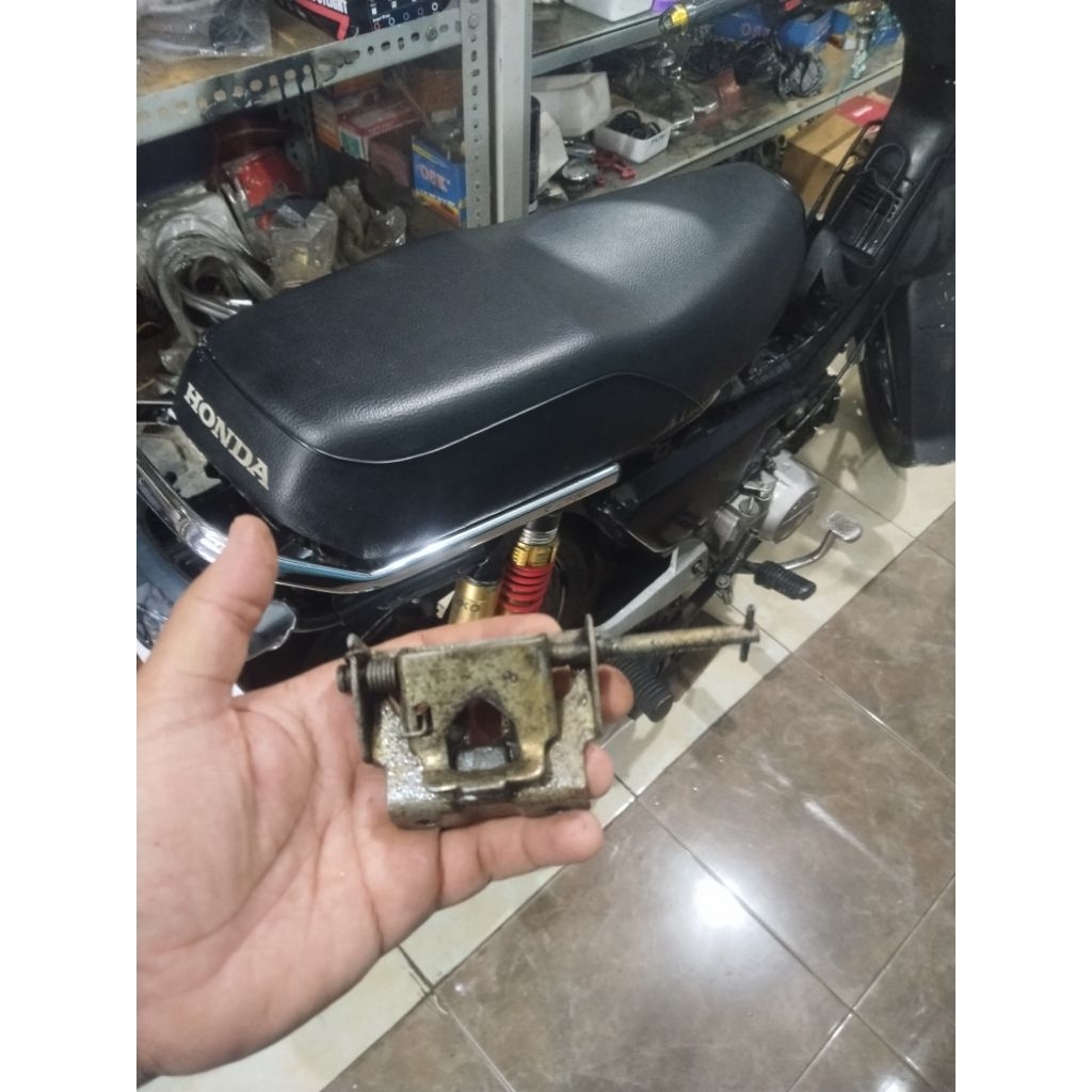 kunci jok original copotan motor astrea grand