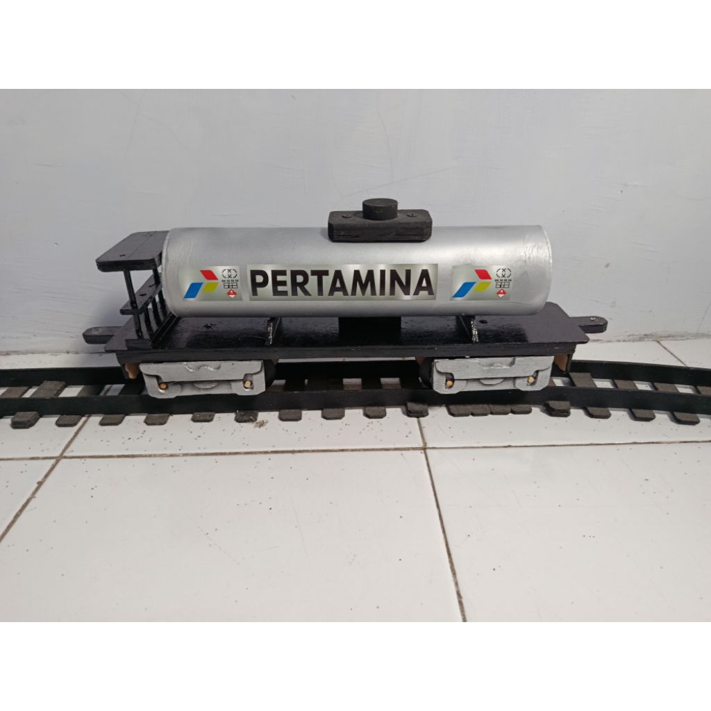 miniatur gerbong kayu pertamina khusus kereta bermesin