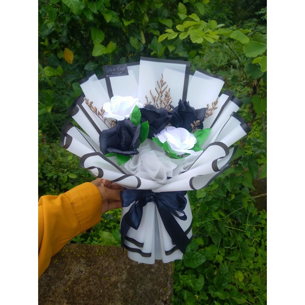 READY STOCK Buket mawar hitam putih 5 tangkai  | Buket bunga mawar artificial  | Buket bunga hitam p
