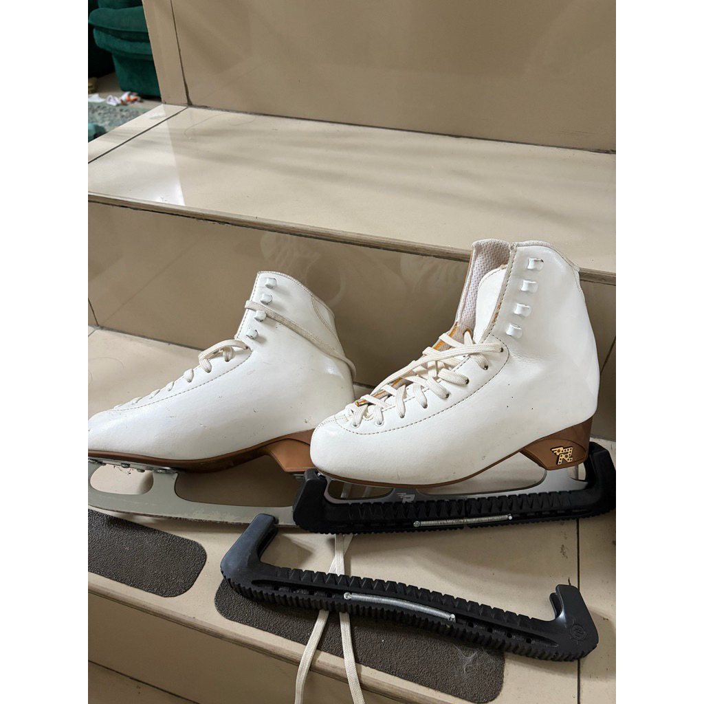 Risport Ice Skating Shoes/ Sepatu Ice Skatin