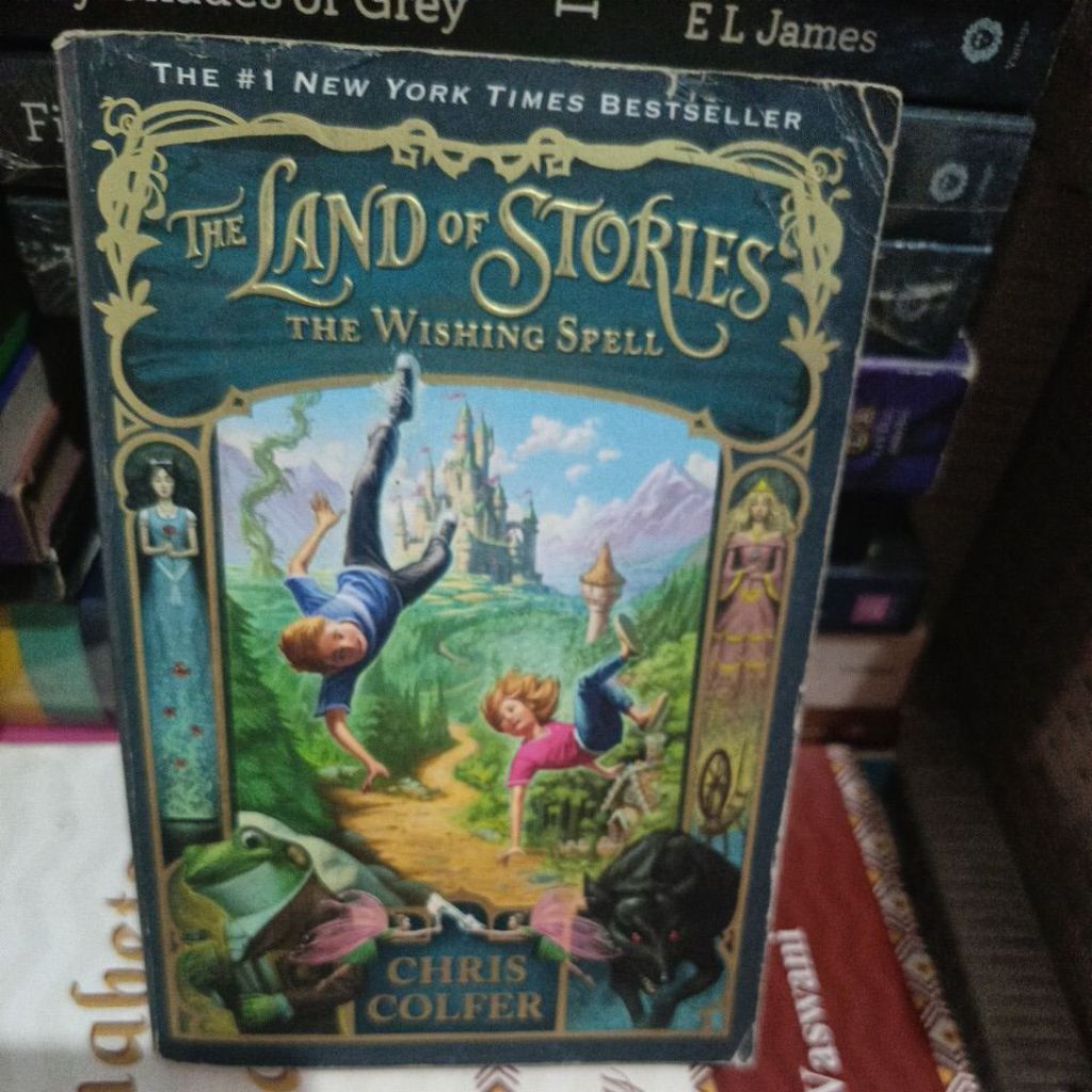 THE LAND OF STORIES - CHRIS COLFER