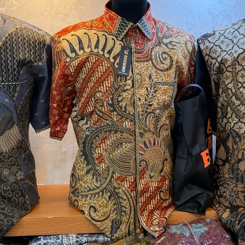 KEMEJA BATIK PRIA LENGAN PENDEK BAHAN DOBBY PREMIUM WARNA MERAH COMBINASI JAITAN SMOCK BORDIR SEMI J