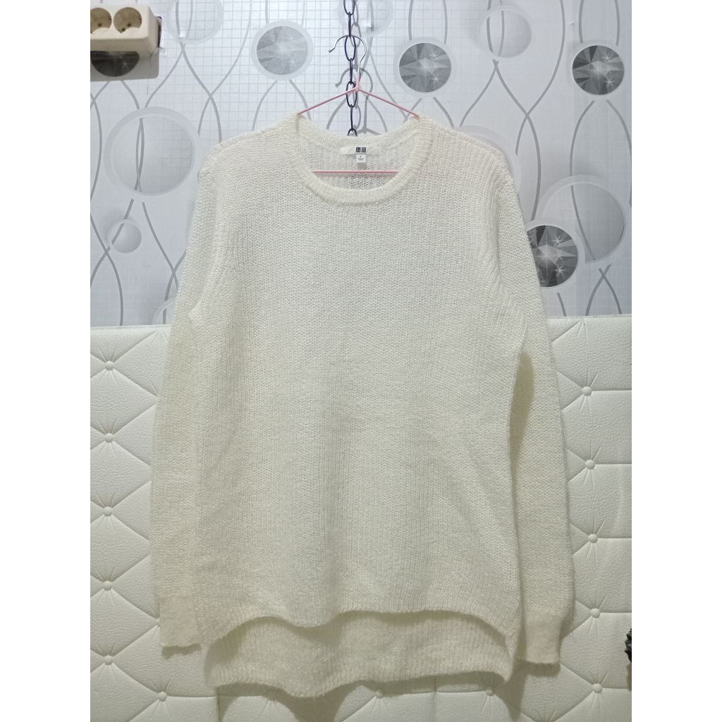 Sweater rajut bulu fuzzy by UNIQLO warna broken white
