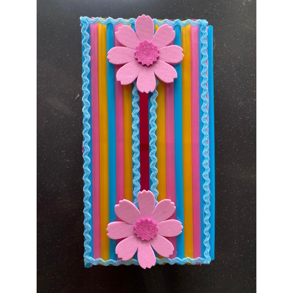 TEMPAT TISSU DARI SEDOTAN /Bunga hiasan kelas dari sedotan/ gantungan kelas/miniatur dari sedotan/  