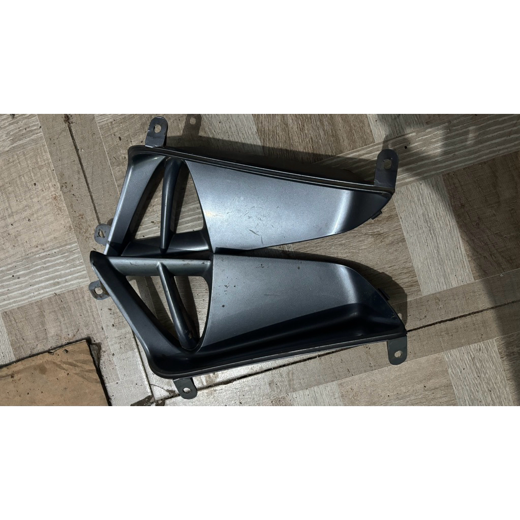 Louver Sirip Dalam Tengah / Cover Angin Tengah  Cover L FR Leg Shield / Aritan Sayap Kecil Supra X12