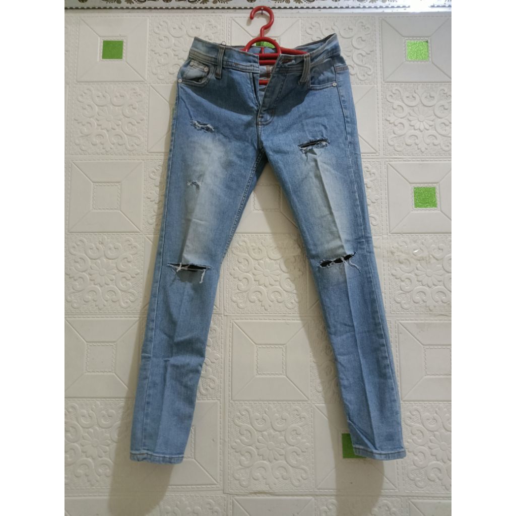 PRELOVED Celana Jeans by PRADA Warna Light Blue dengan Model Sobek Size 30