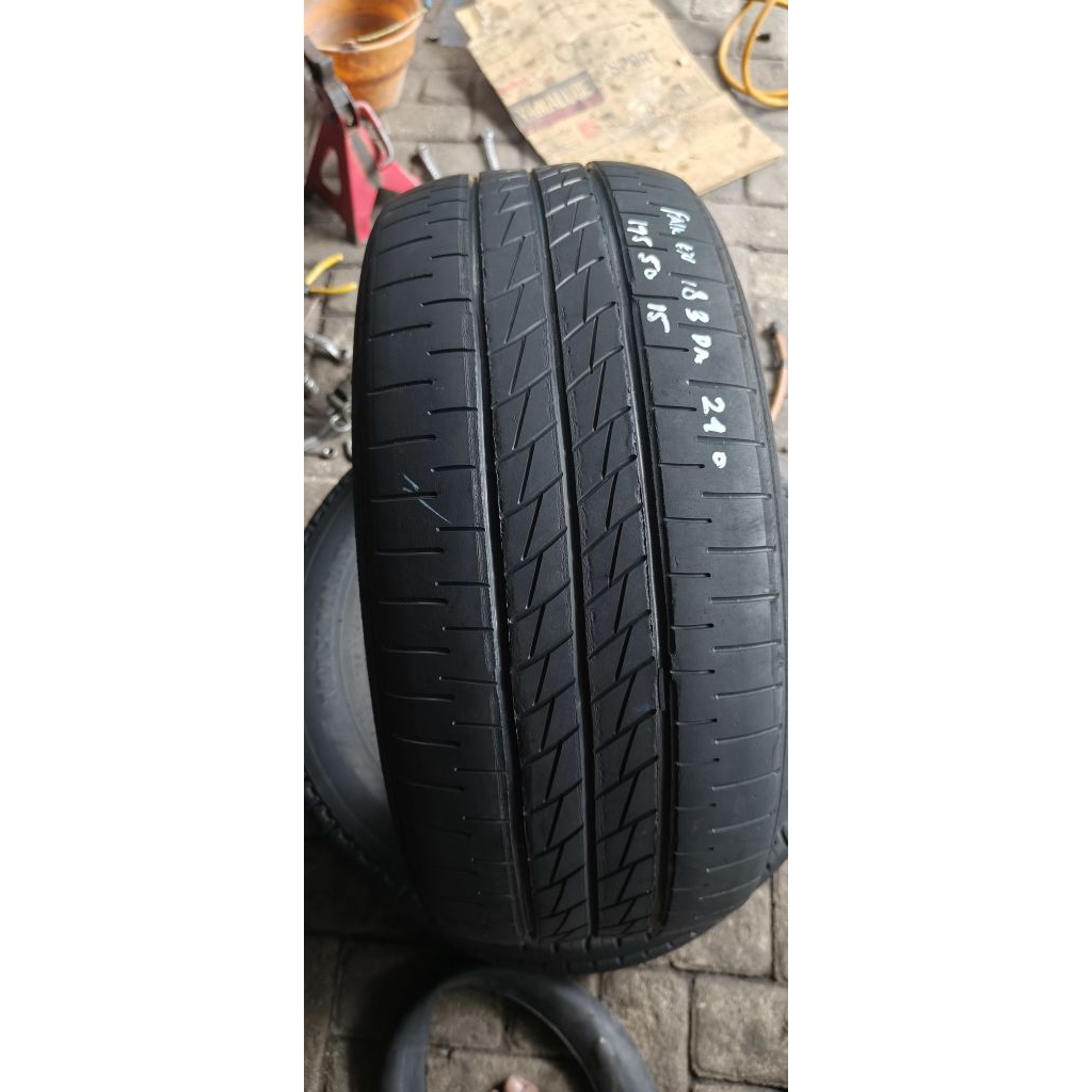 Ban mobil bekas garitan Falken Sincera SN832i ukuran 195/50 R15. Tambalan 2 tahun pembuatan 2018 BDA