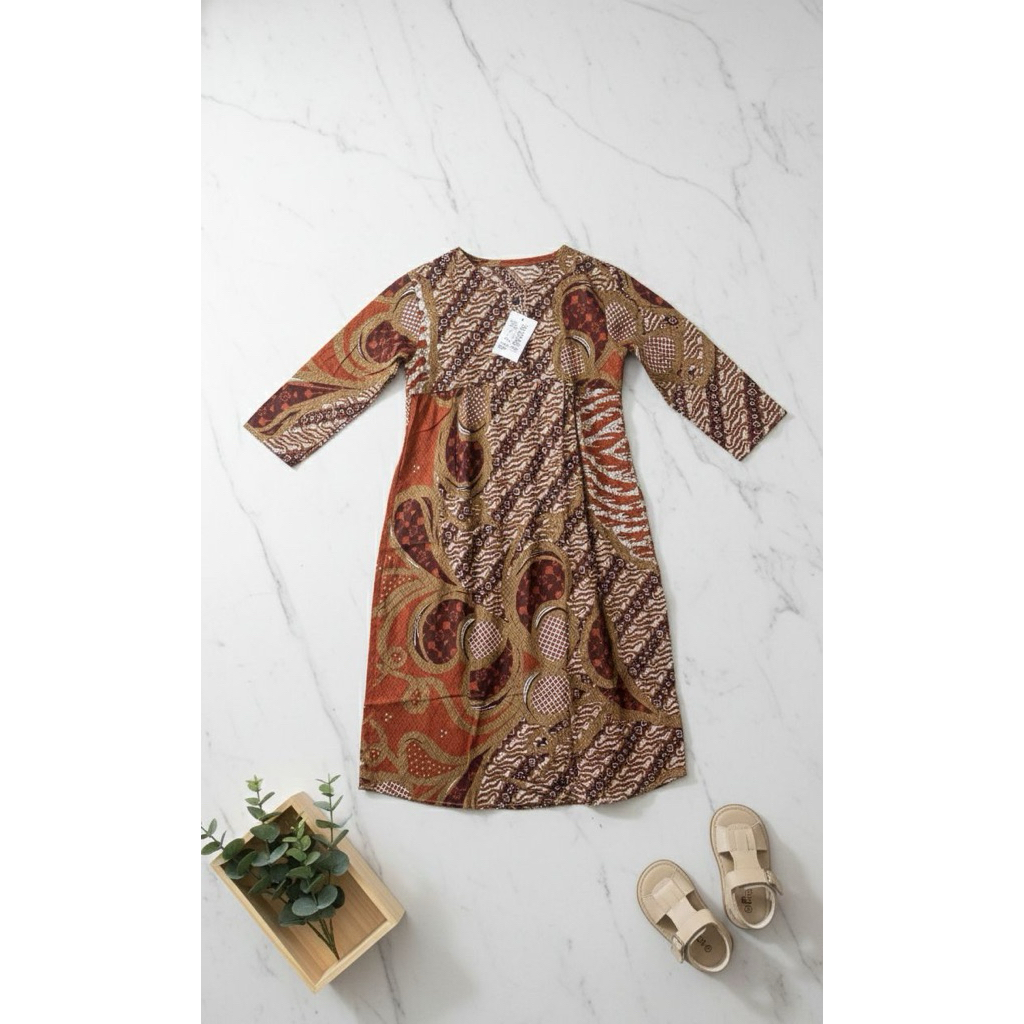 Batik Dress Anak Wanita Motif Etnik Kombinasi Warna Coklat dan Merah Model 3/4 Lengan Elegan dan Nya