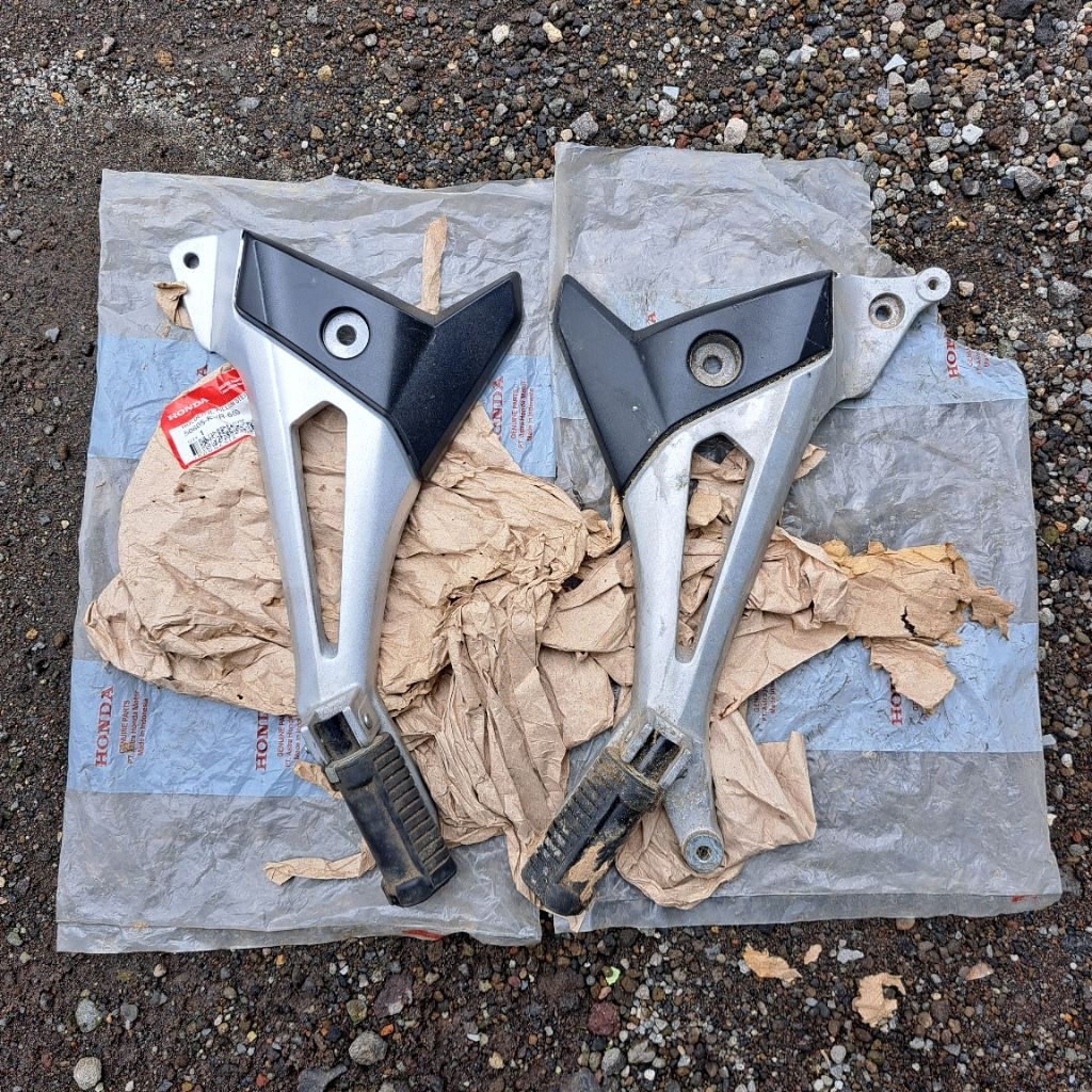 Dudukan Step Belakang Kanan kiri Honda Revo 100  lama revo 100 old revo lancip HOLDER R/L PILLION ST