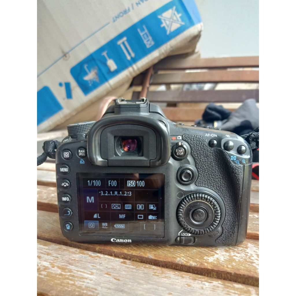 Camera Canon 7D body only bekas