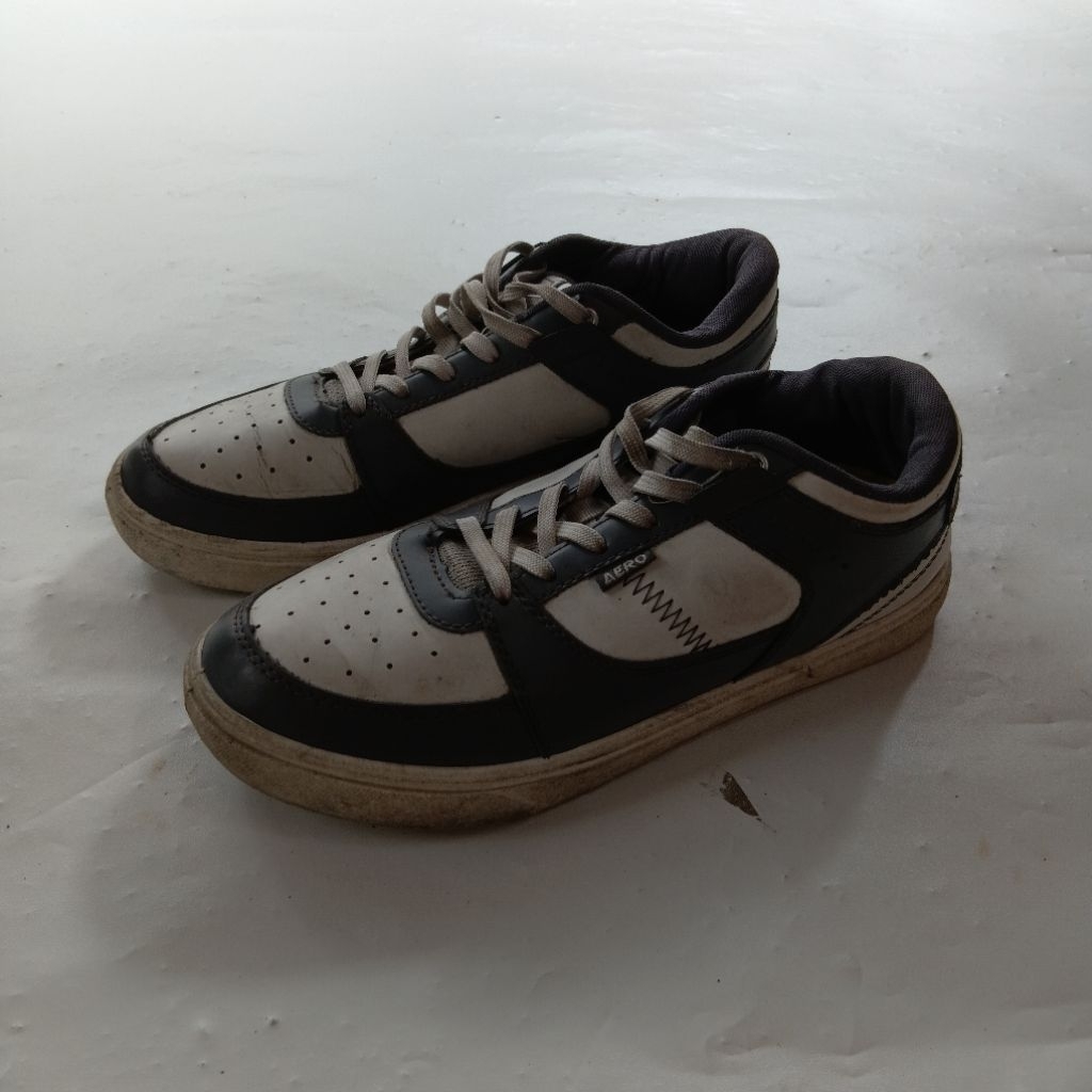 Sepatu Pria Aerostreet Hoops Low Putih Abu Tua