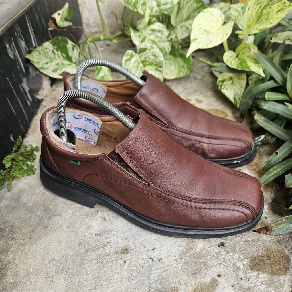 sepatu kasual second kickers size 40(25cm)