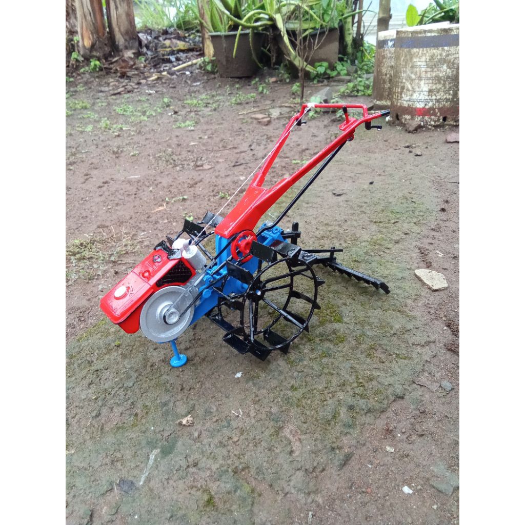 miniatur traktor bajak sawah