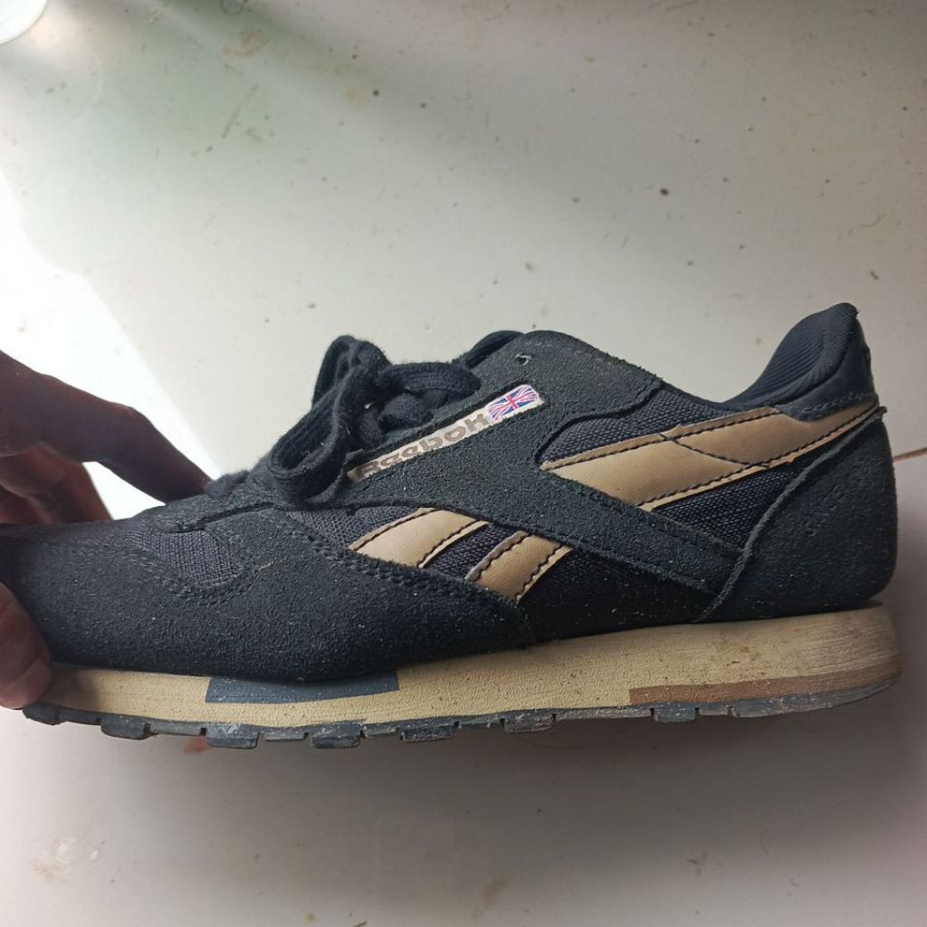 Sneakers Reebok Classic Utility Navy Gold Original, Nyaman Dipakai Seharian