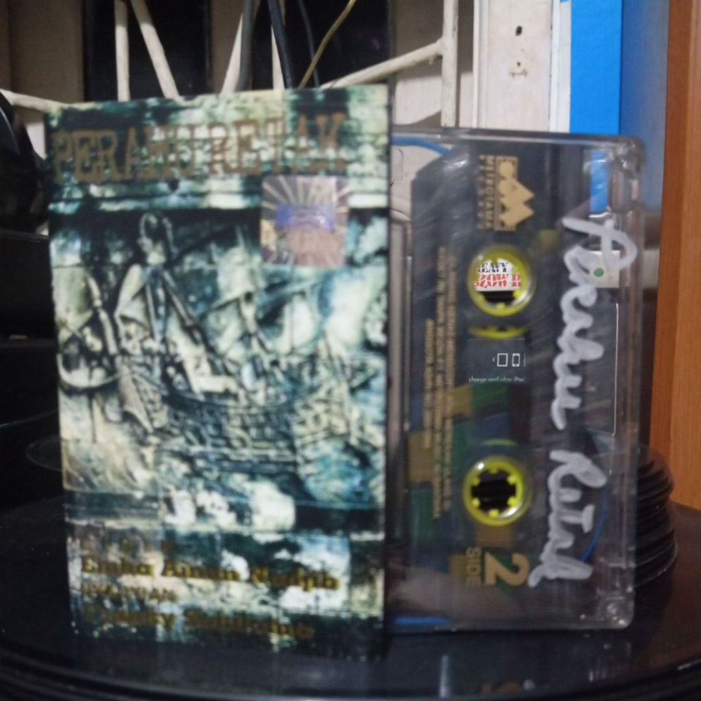 kaset pita perahu retak