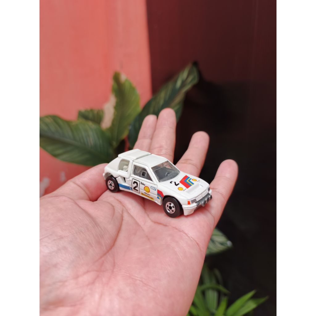 Diecast Peugeot 205 Vintage 1988 Mattel Hot Wheels White #2 Rally Car Shell Michelin Valeo Loose Hot