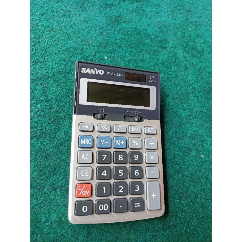 Kalkulator kuno tenaga surya merek SANYO
