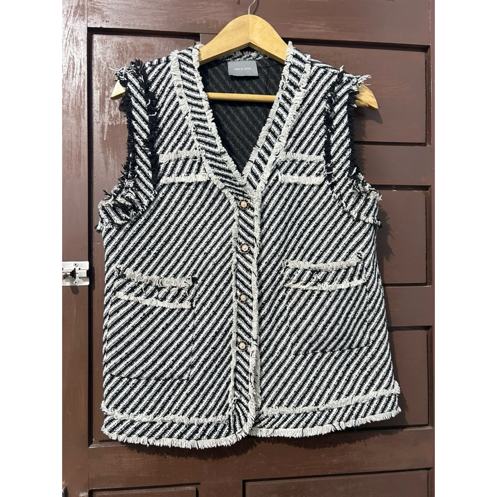 This Is April Vest Hitam Putih Motif Garis Outer Luaran Wanita Tanpa Lengan