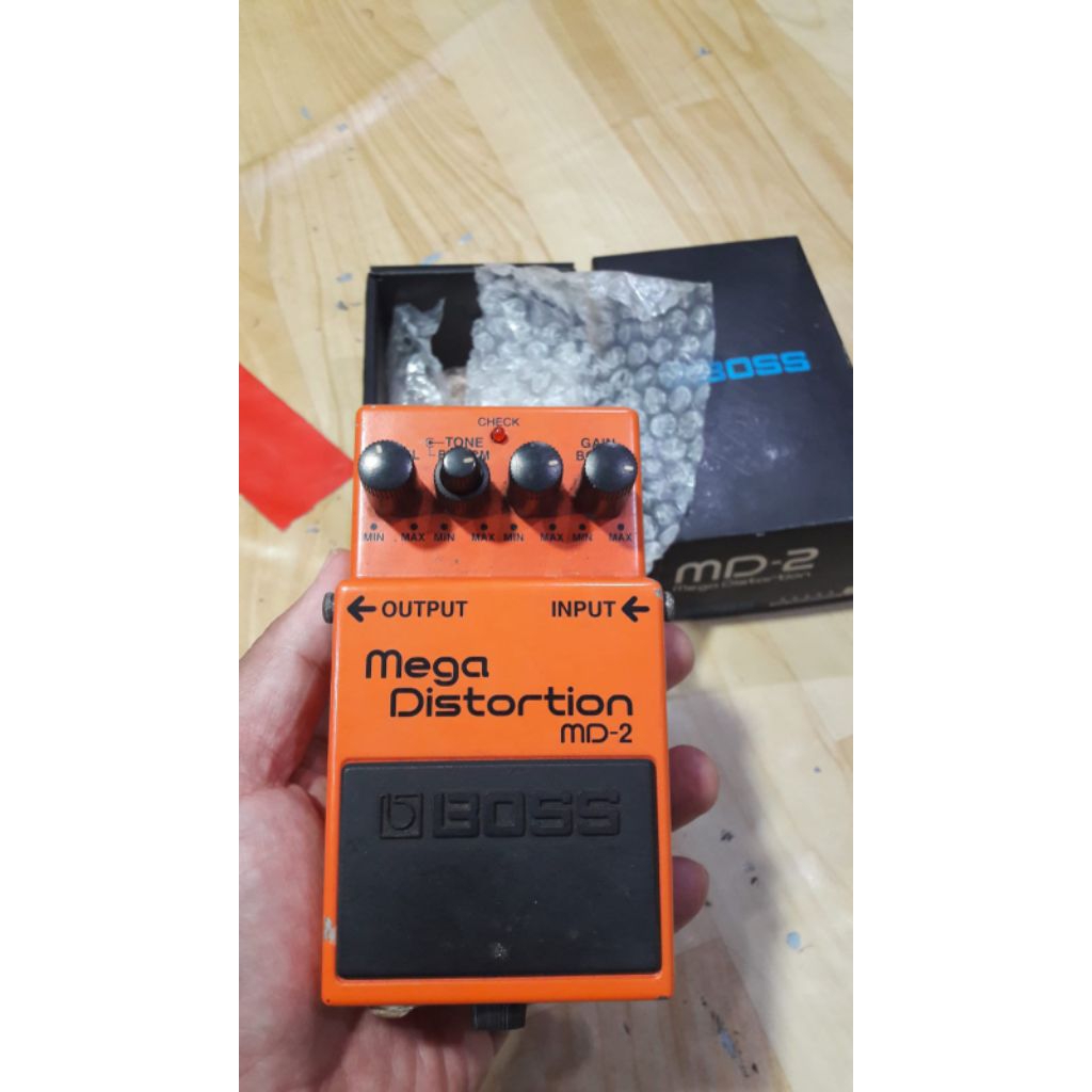 Efek distorsi Boss Mega distortion MD2
