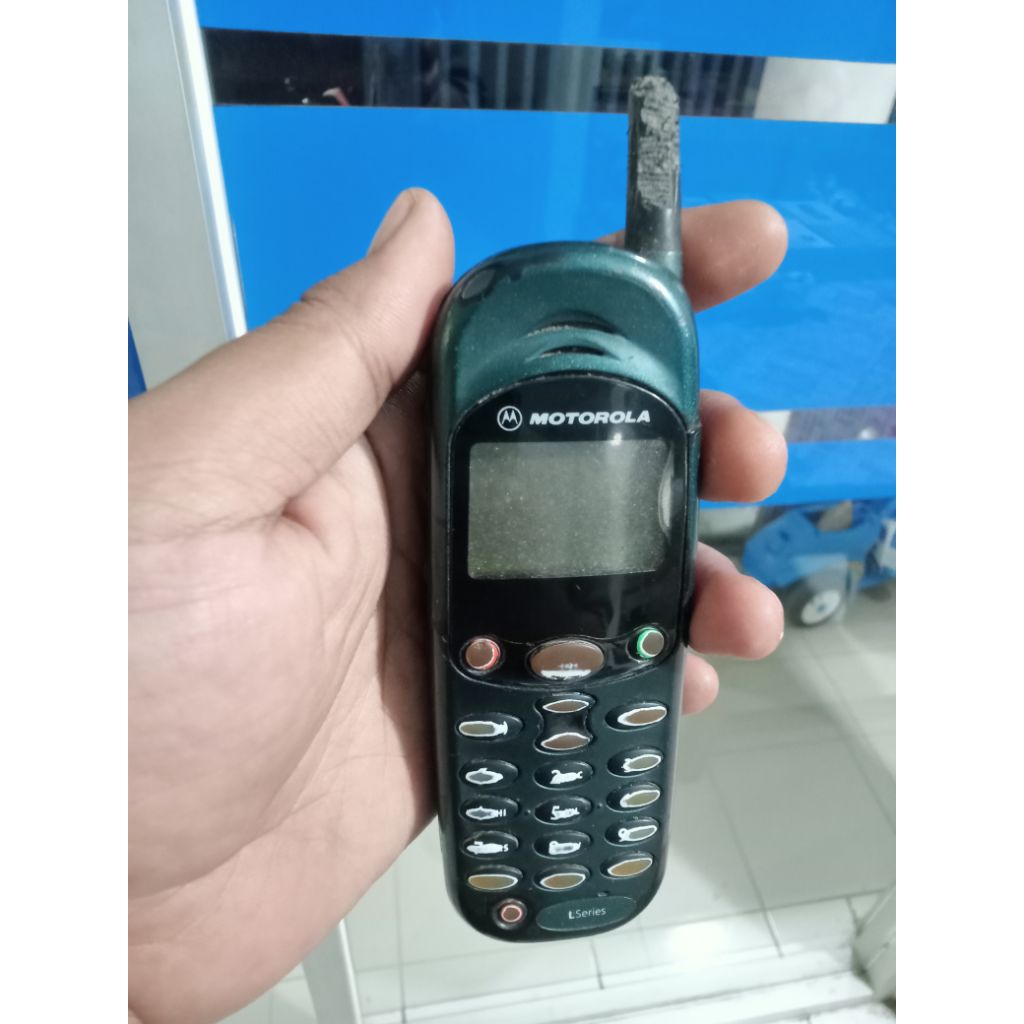 handphone jadul Motorola mati untuk display saja