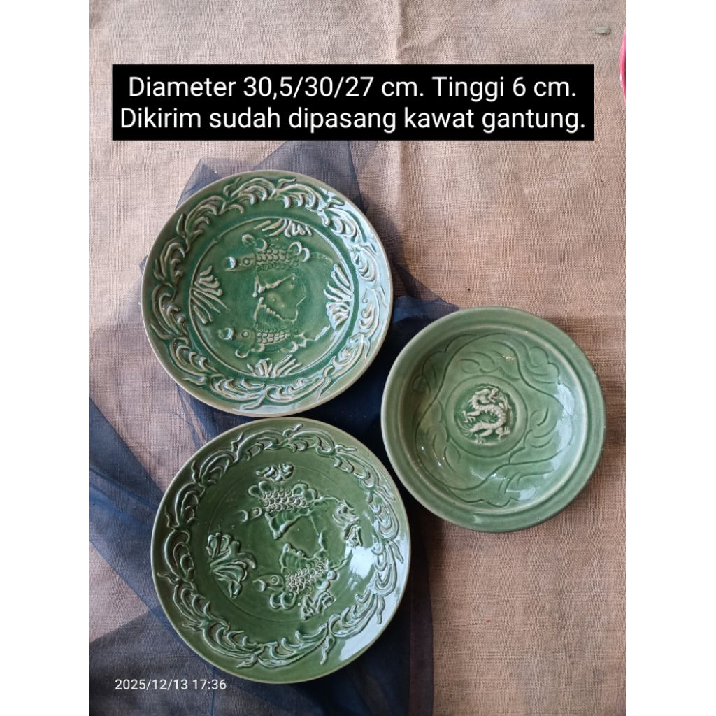 Diameter 30 cm an dan 27 cm an 3 buah piring keramik hijau celadon ikan timbul dan naga timbul untuk