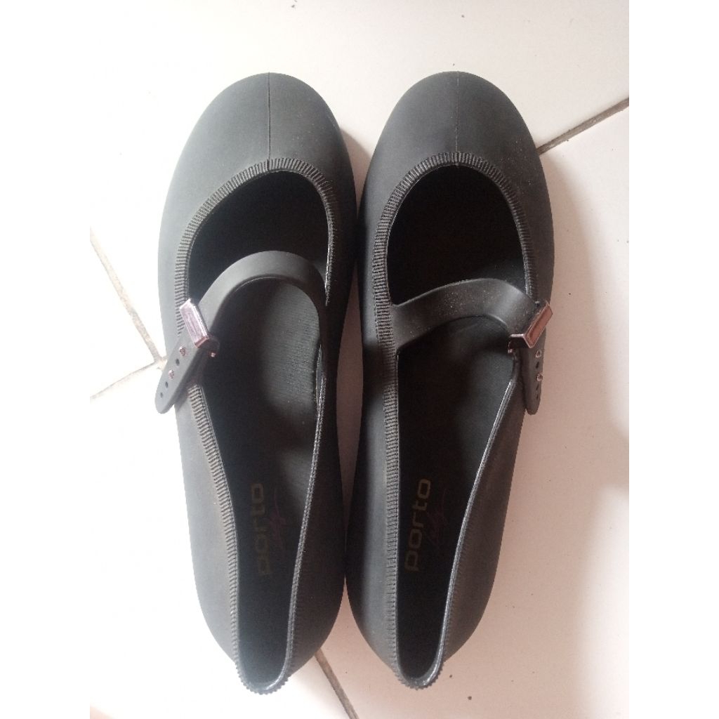 Sepatu hitam Porto wanita