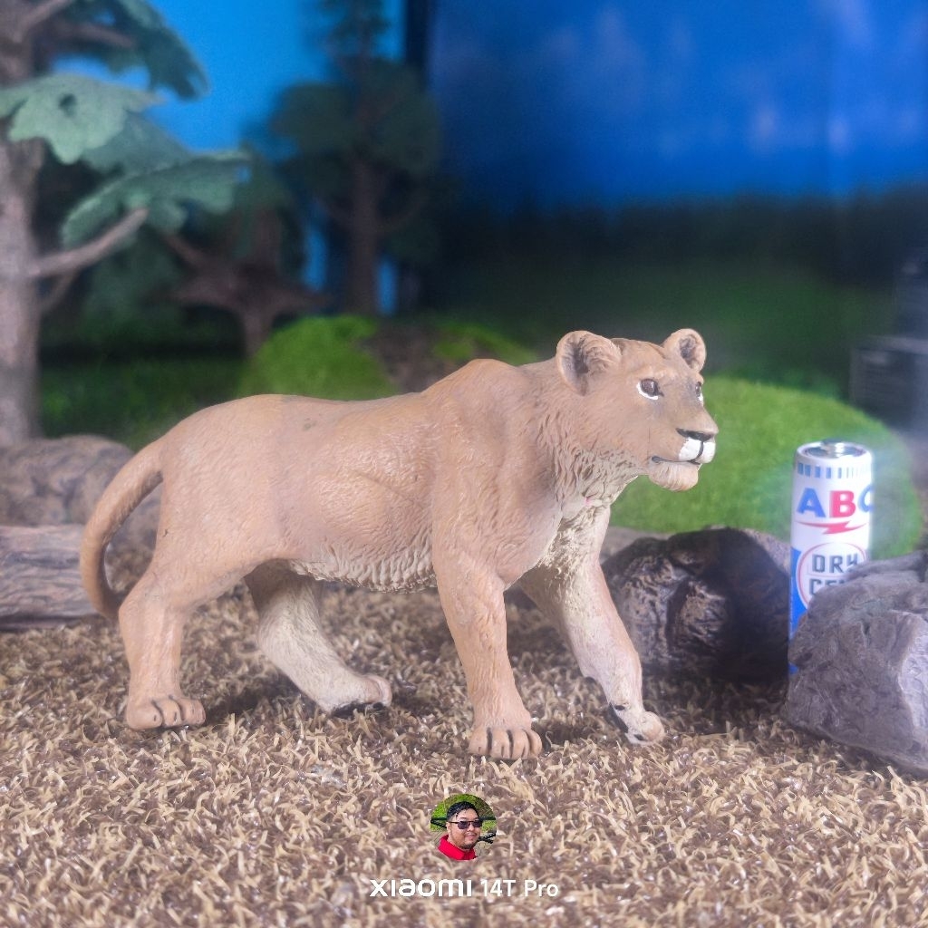 Safari Ltd 2008 Lioness figure