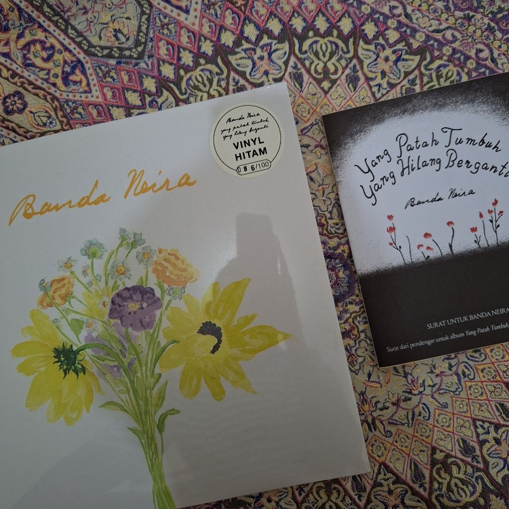 vinil banda naira warna hitam