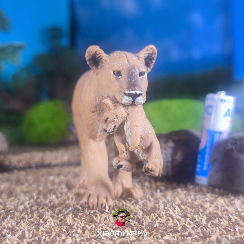 Safari Ltd 2007 Lioness with baby figure