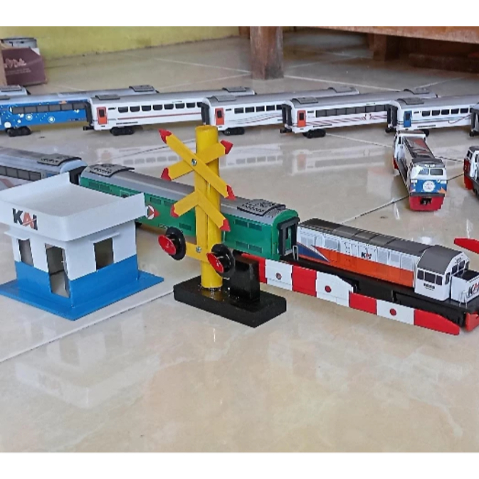BARUU Mainan miniatur Kereta Api Indonesia Lokomotif Gerbong, mainan kereta api KAI ( handmade )