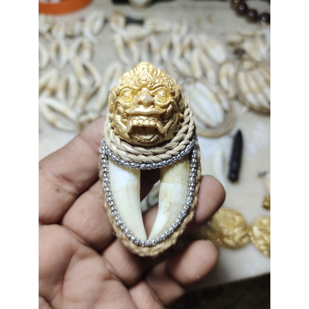 Liontin taring Buaya Kepala Leak