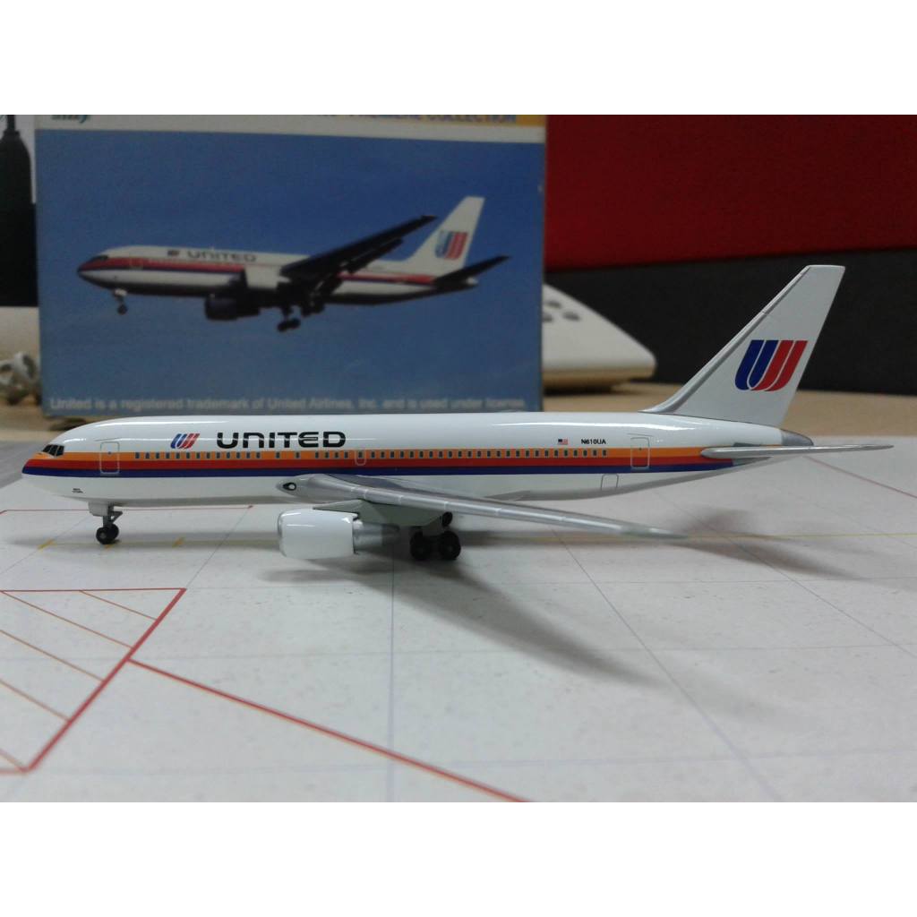 Diecast Pesawat - United Airlines Boeing 767-222 rego N610UA - skala 1:400 Dragon Wings