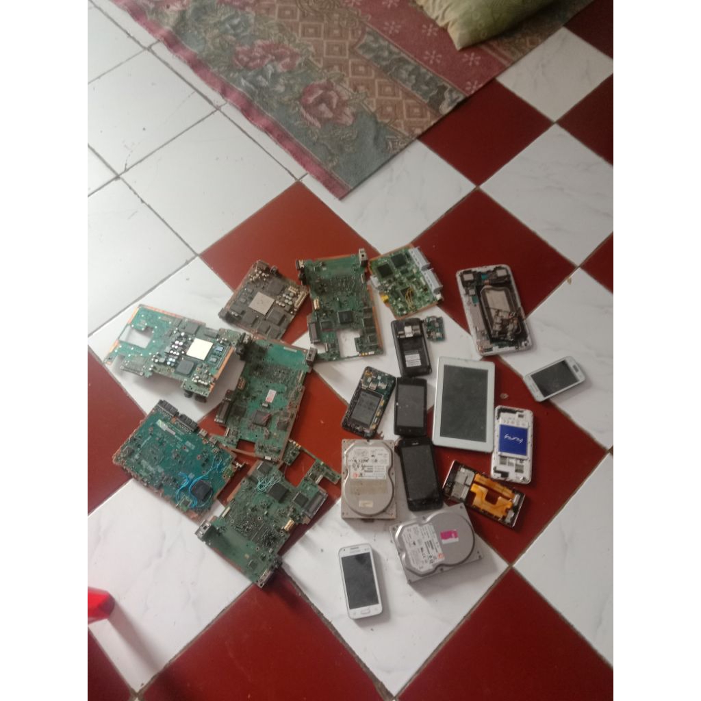 mesin ps2 flat ada 6 biji ps 1 1biji hp rusak ada 12 biji semua mansih utuh belum ada cokelan