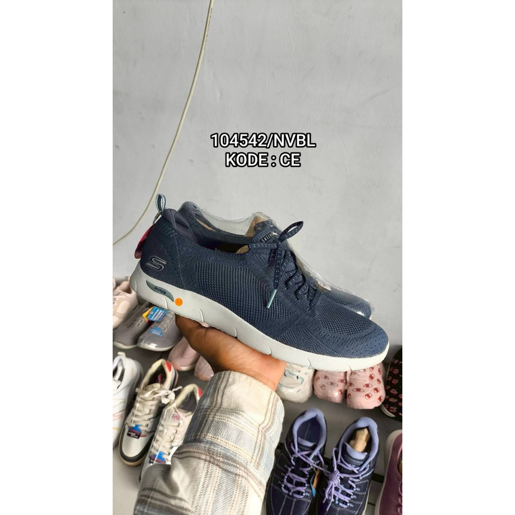 Skechers Woman’s Navy Size 40 (No Box)