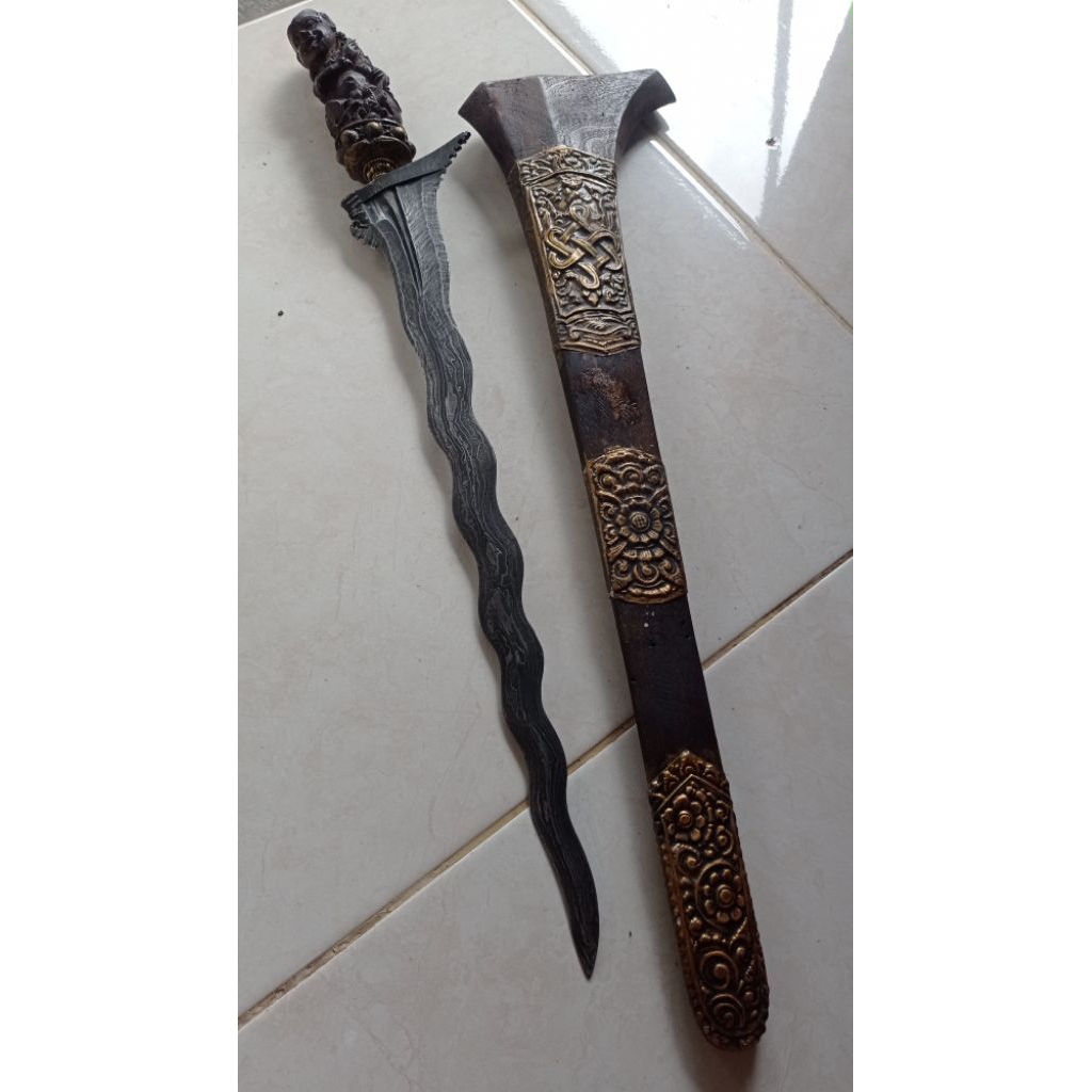 keris Bali pamor kulit semangka panjang bilah 42cm gagang kayu sawo