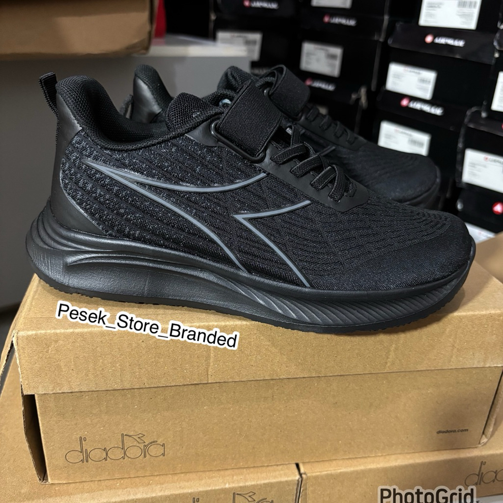 Sepatu Diadora Naka Jr warna Full hitam size 30-35 saja original sale