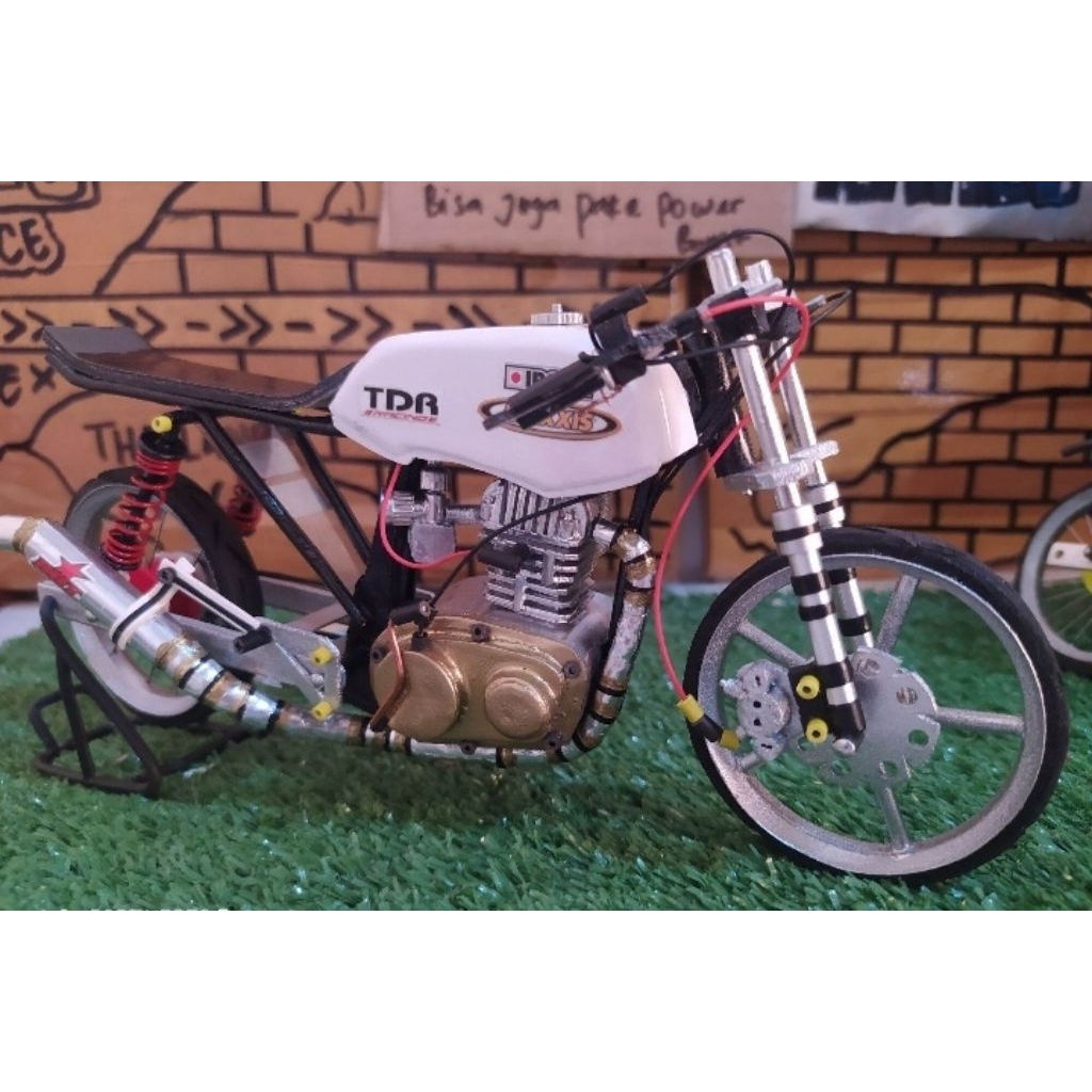 miniatur motor drag honda cb100 scala 1:16 lengkap dengan miniatur helm