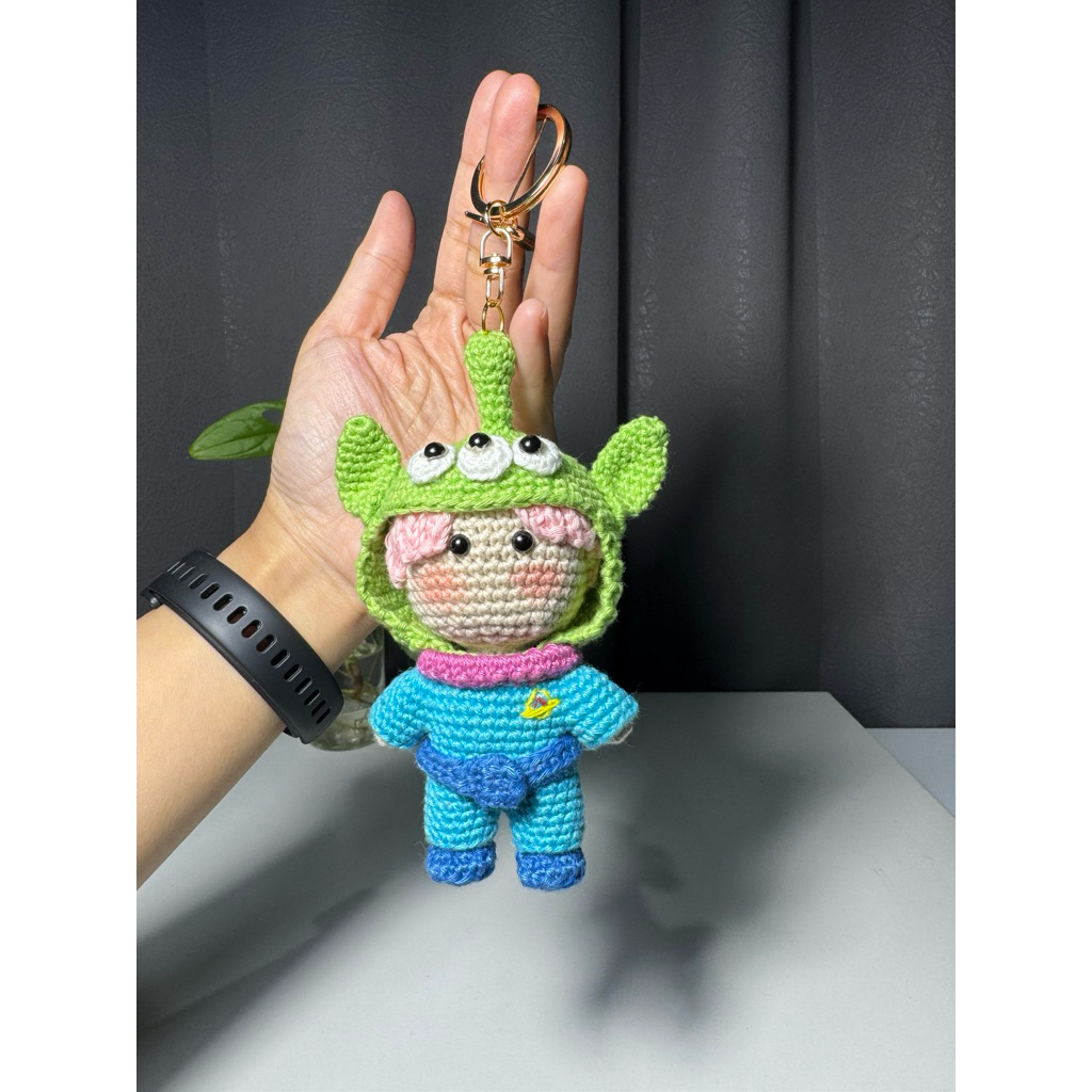 gantungan kunci rajut karakter toy story alien