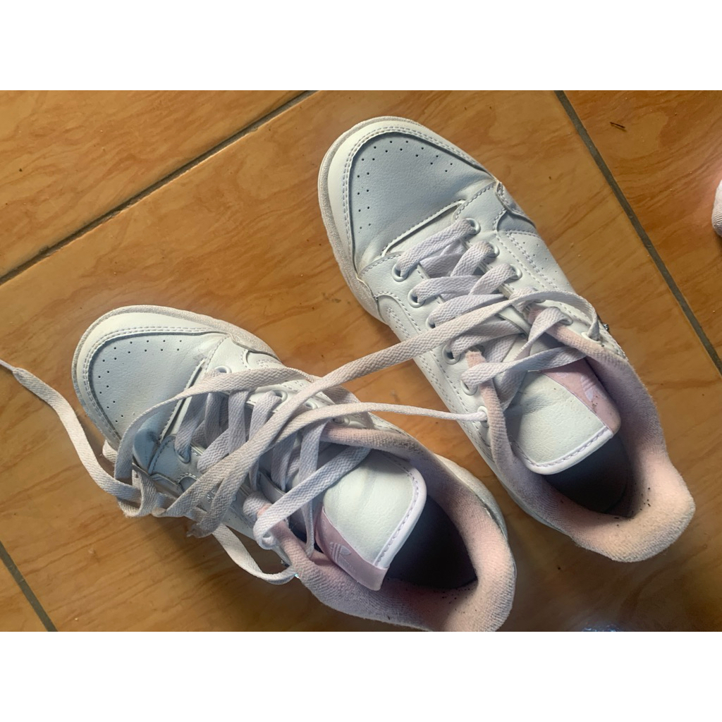 Sneakers Wanita Adidas