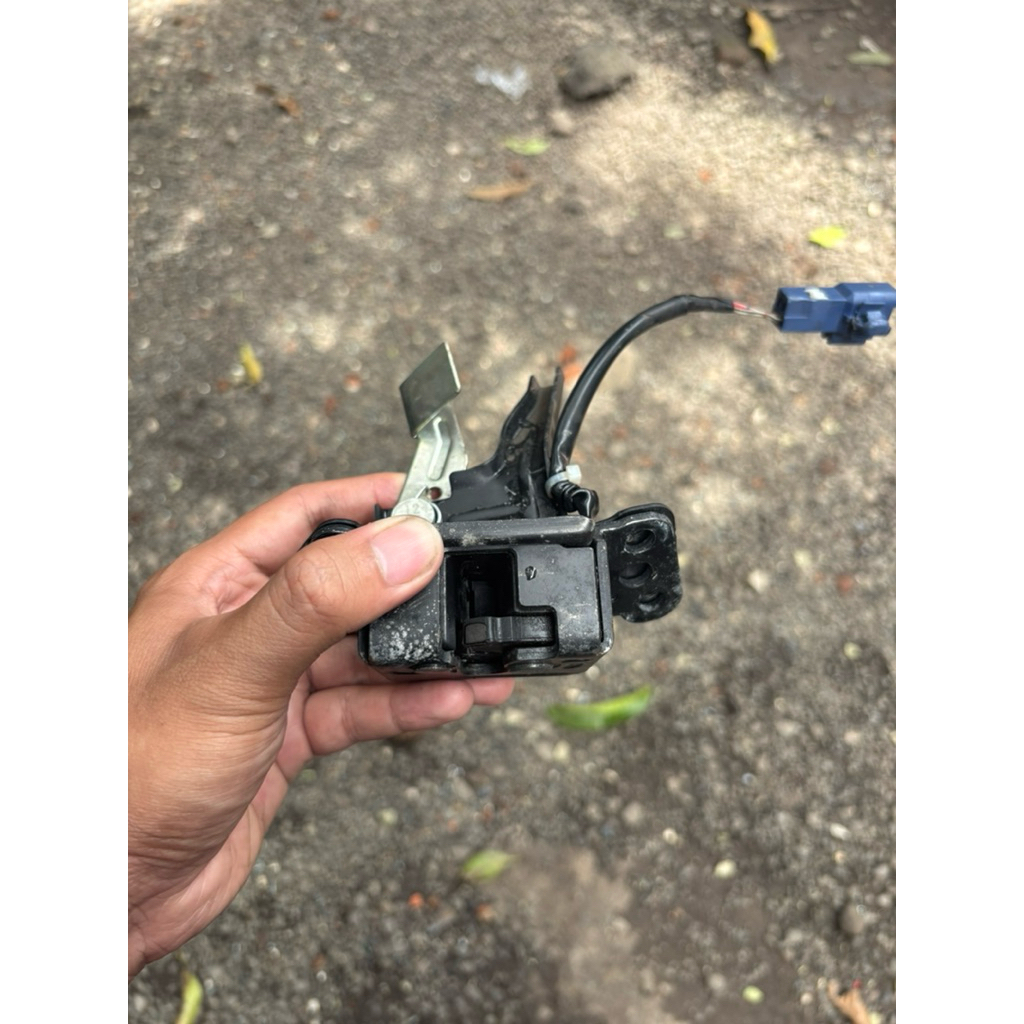 doorlock bagasi yaris bakpao 2012 original