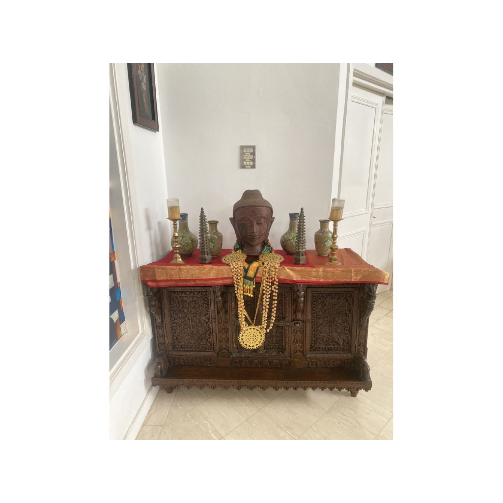 Meja/Altar Motif Ukiran cina Satu Set Dengan Patung, Keramik, dll