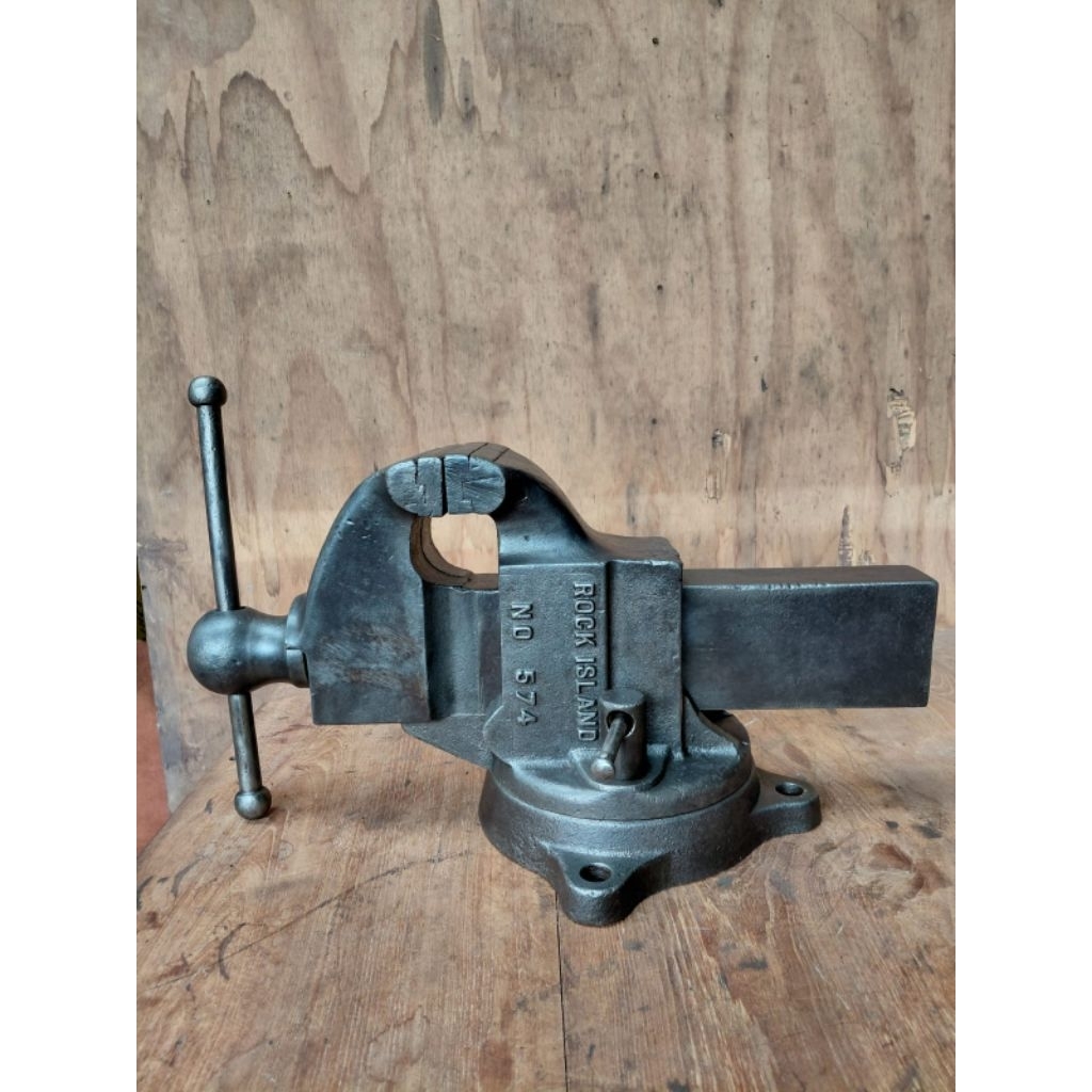 Ragum tanggem catok besi Rock island kondisi baik jadul antik lawas