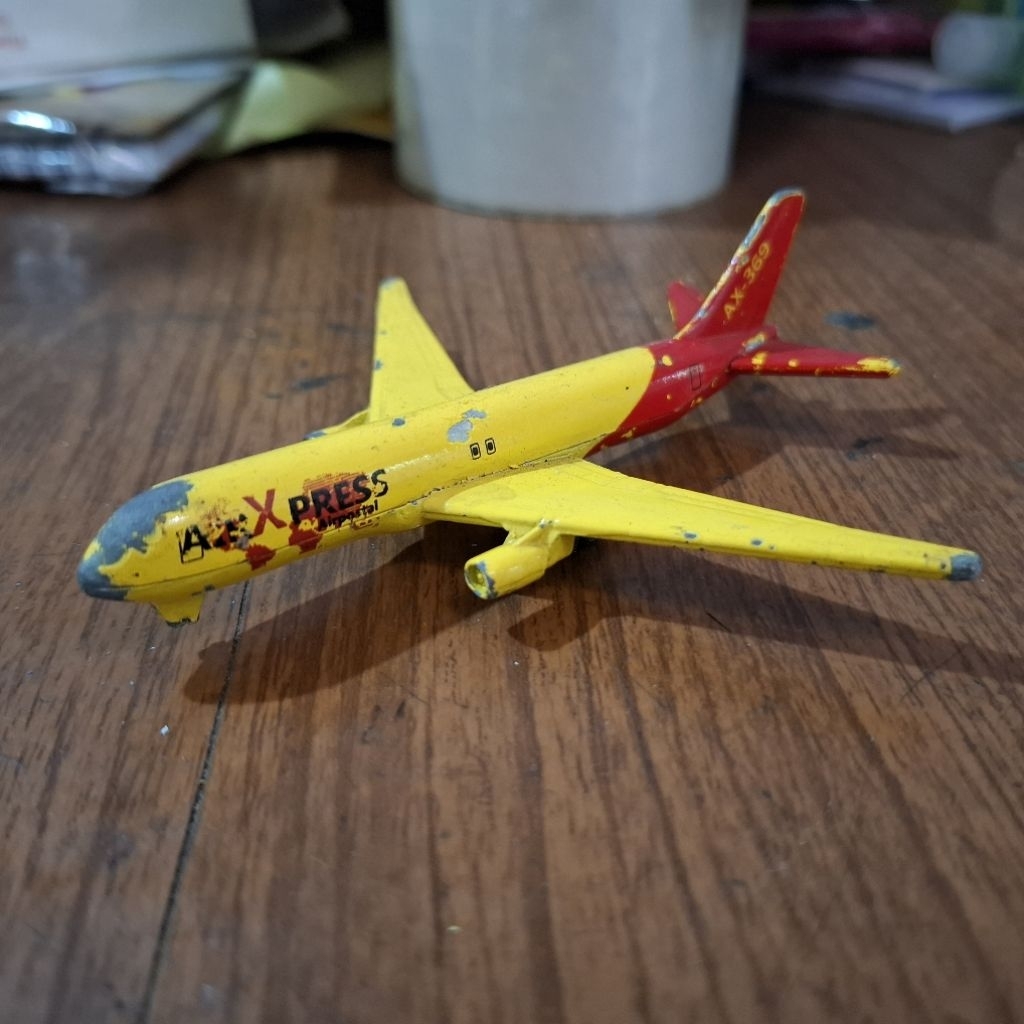 junk mainan pesawat Majorette Boeing B767 kuning