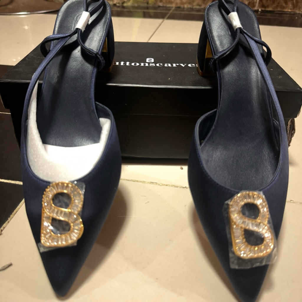 NEW  Sepatu Buttonscarves size 40, deffect box saja
