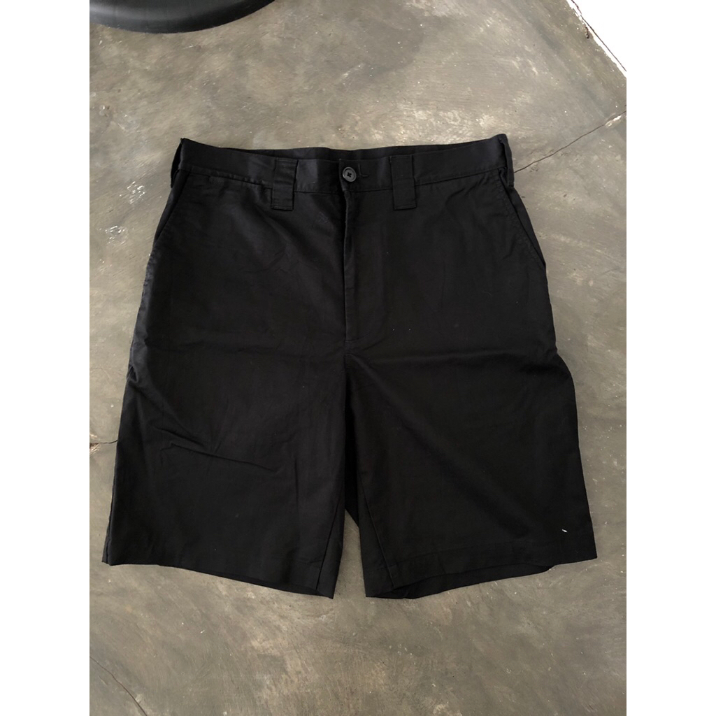 CELANA PENDEK UNIQLO GU X SHIBUYA HITAM 32-33