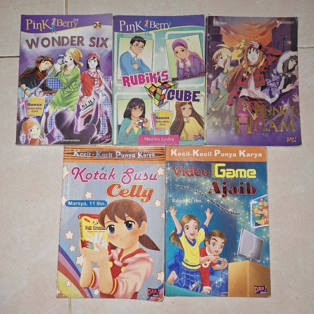 Buku Novel Anak-Anak Kecil-Kecil Punya Karya Pinkberry Wonder Six Rubik's Cube Kunci Hitam Kotak Sus
