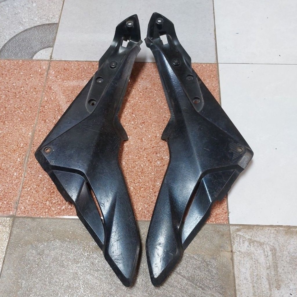 Sambungan Body Tengah Cover Tutup Aki Honda CB150R Cb Old Original