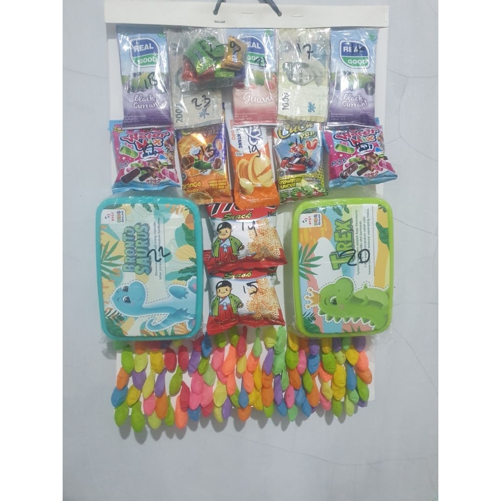 balon cabut berhadiah. 2 kotak makan dan uang