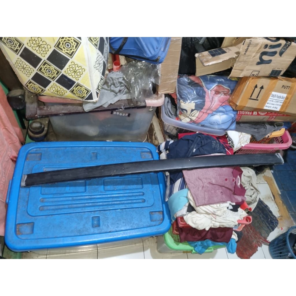 list bumper belakang  bmw e30 Tengah